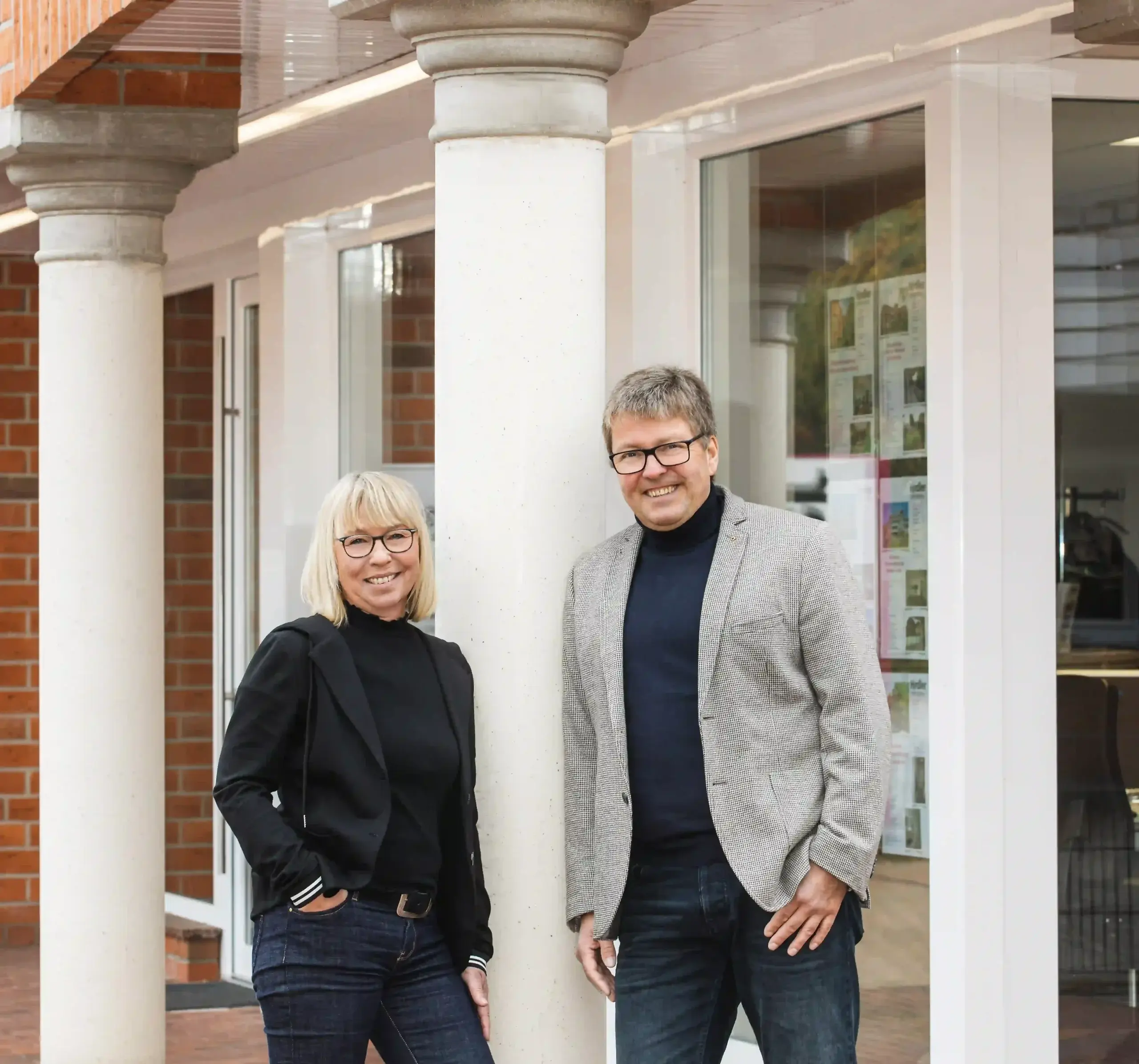 Immobilienbüro Hauke_Gaby Gabriele und Hauke Schröder von Hirdler Immobilien vor dem Büro in Weyhe.
